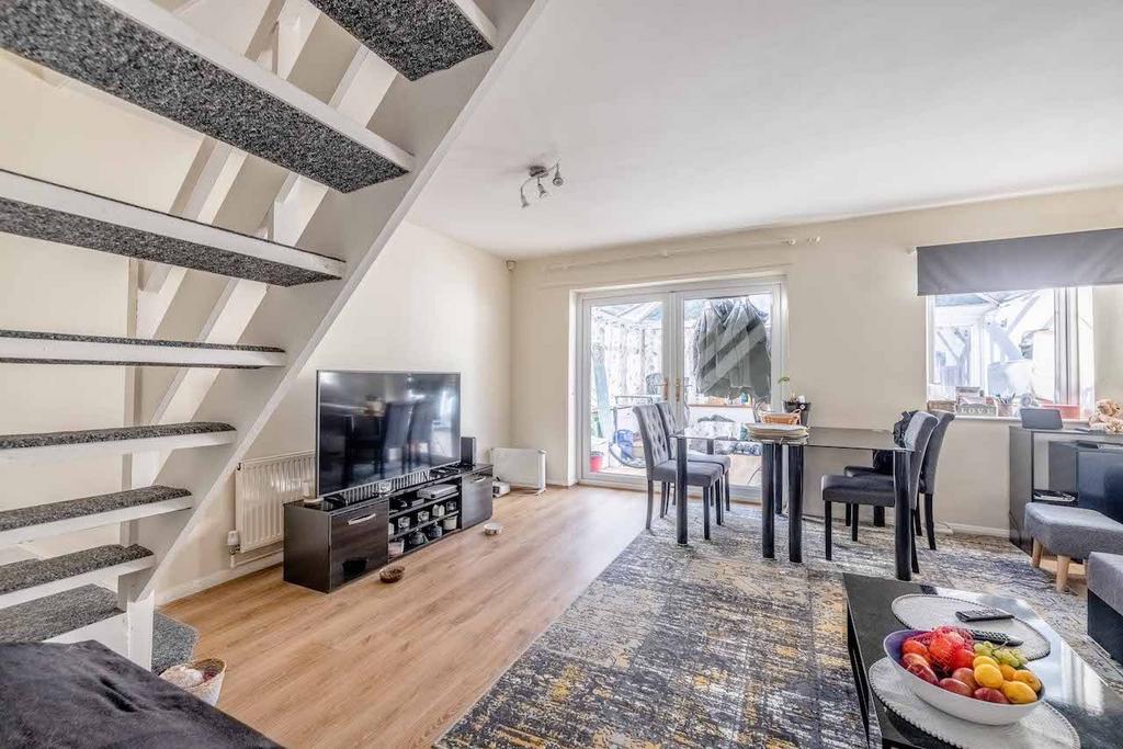 Clare Road, Maidenhead SL6 4 bed semidetached house for sale £500,000