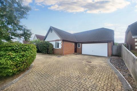 3 bedroom detached bungalow to rent, Wavering Lane West, Gillingham SP8