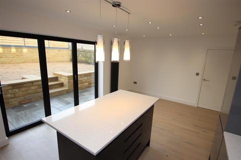 5 bedroom detached house to rent, Moorview Villas, Westfield Lane