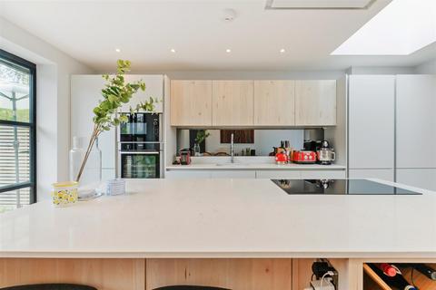 65 Aston Road, London, SW20 8BG