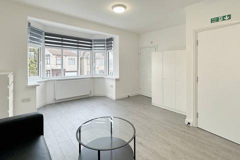 Studio to rent, Kilmartin Road, Ilford IG3