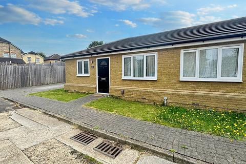 2 bedroom semi-detached bungalow to rent, Springwood Way, Romford RM1