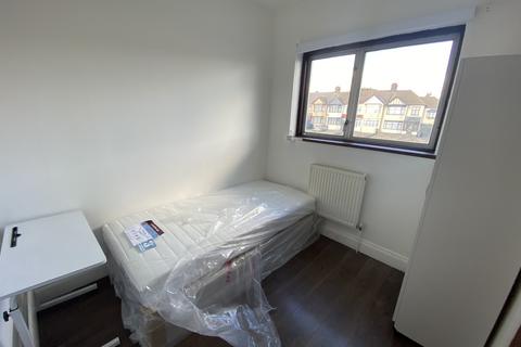 1 bedroom bedsit to rent, Eastern Avenue, Ilford IG2