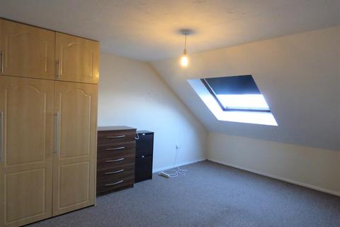 2 bedroom maisonette to rent, Maplin Park, Langley, Berkshire