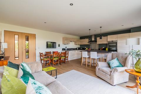 8 Burnbrae Grove, Edinburgh, EH12 8BF