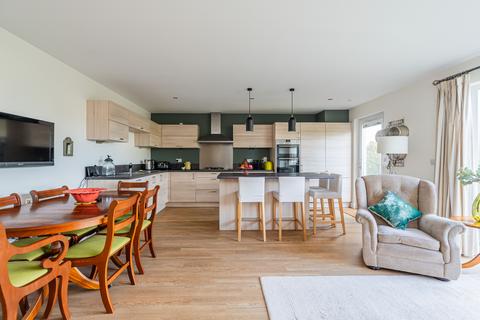 8 Burnbrae Grove, Edinburgh, EH12 8BF