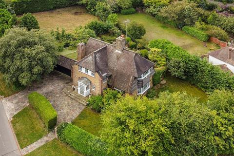 3 bedroom detached house for sale, Tudor Close, Banstead