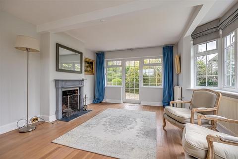 15 Tudor Close, Banstead, SM7 1HQ