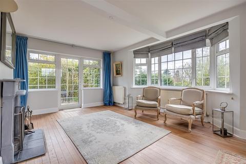 15 Tudor Close, Banstead, SM7 1HQ