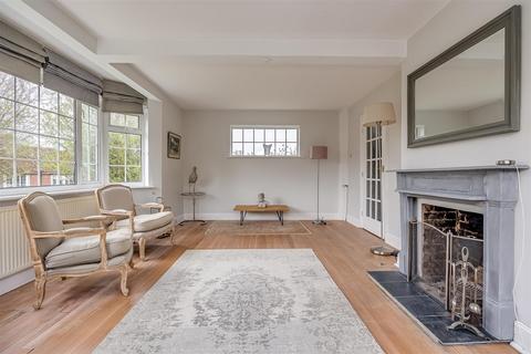 15 Tudor Close, Banstead, SM7 1HQ
