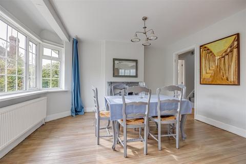 15 Tudor Close, Banstead, SM7 1HQ