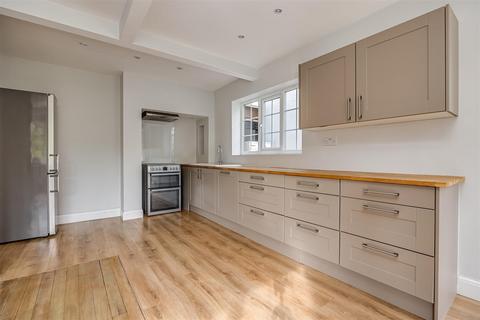 15 Tudor Close, Banstead, SM7 1HQ
