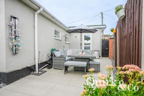 2 bedroom bungalow for sale, Barnards Avenue, Canvey Island, SS8