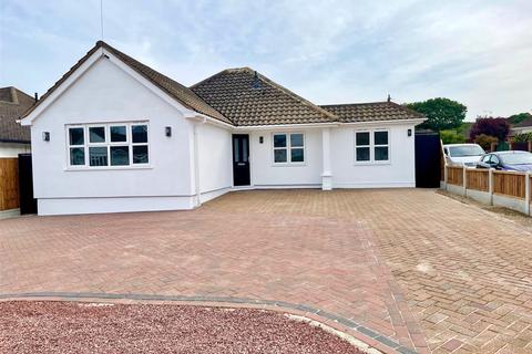 3 bedroom bungalow for sale, Thorndon Park Drive, Leigh-on-Sea, Essex, SS9