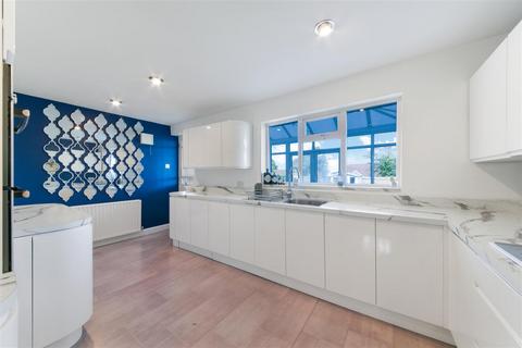 4 bedroom end of terrace house for sale, Sandersfield Road, Banstead