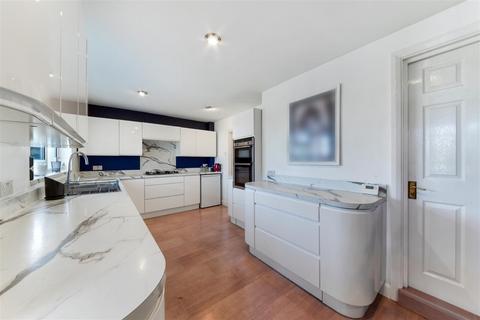 4 bedroom end of terrace house for sale, Sandersfield Road, Banstead