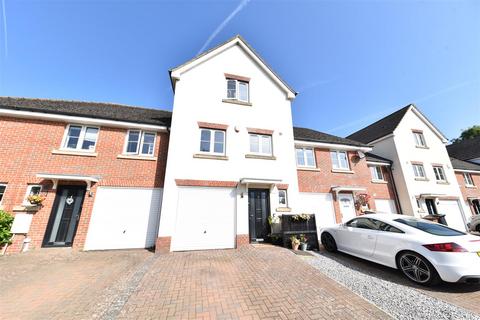 4 bedroom terraced house for sale, Barclay Gardens, Stevenage