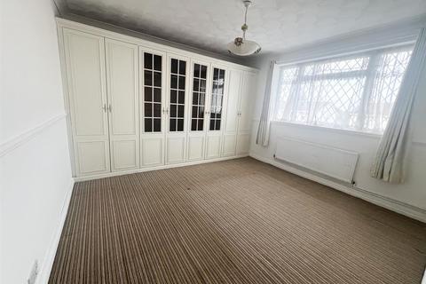 3 bedroom semi-detached house to rent, Harvey Gardens, Loughton