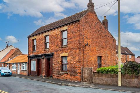 5 bedroom end of terrace house for sale, Station Road, Ottringham