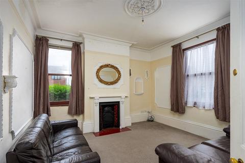 5 bedroom end of terrace house for sale, Station Road, Ottringham