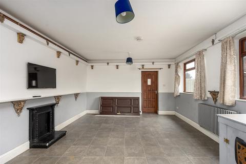 5 bedroom end of terrace house for sale, Station Road, Ottringham