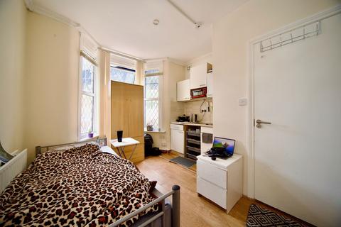 4 bedroom end of terrace house for sale, Acacia Road, London E11