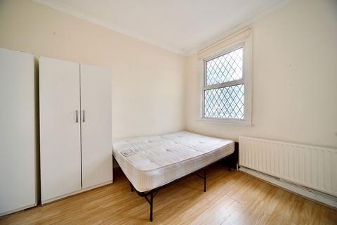 4 bedroom end of terrace house for sale, Acacia Road, London E11