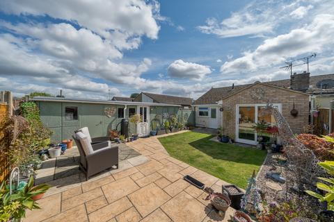 3 bedroom semi-detached bungalow for sale, Shillbrook Avenue, Carterton, Oxfordshire, OX18