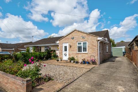 3 bedroom semi-detached bungalow for sale, Shillbrook Avenue, Carterton, Oxfordshire, OX18