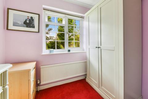 Pinewood De Burgh Park, Banstead, SM7 2PP