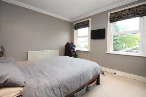 2 bedroom terraced house to rent, Boundary Road, Woking GU21