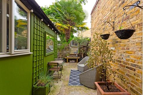 8 Kerrison Place, London, W5 5NG
