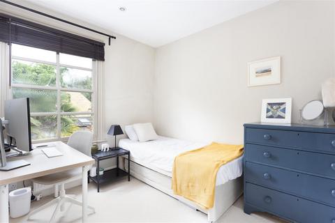 8 Kerrison Place, London, W5 5NG