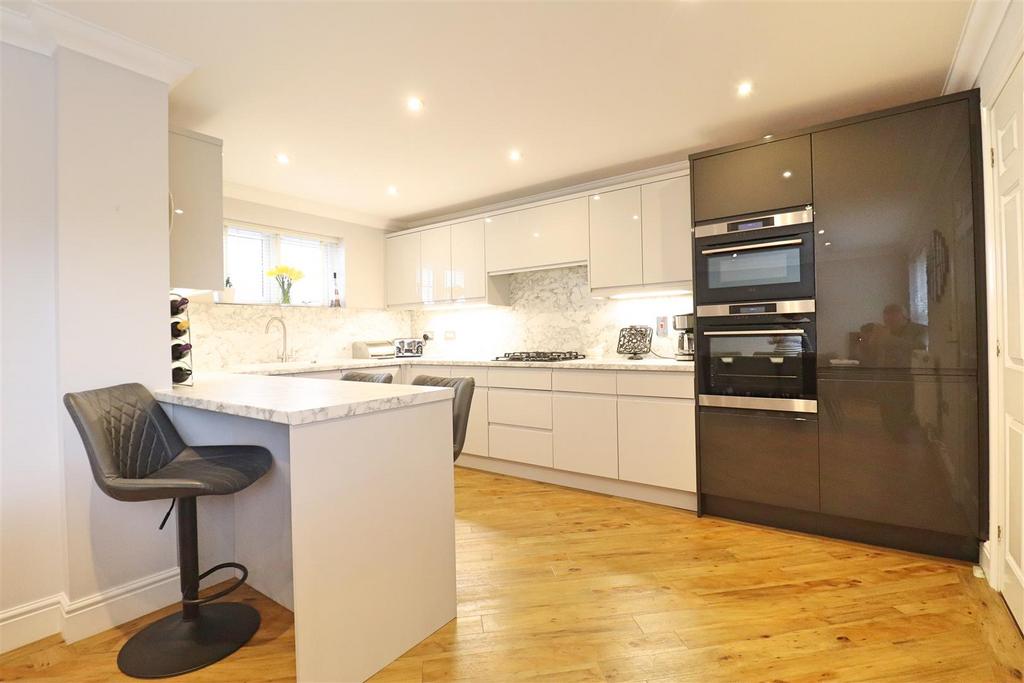 Thatchers Way, Great Notley, Braintree 4 bed detached house for sale