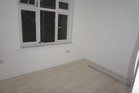 Studio to rent, Waverley Garden, NW107EE