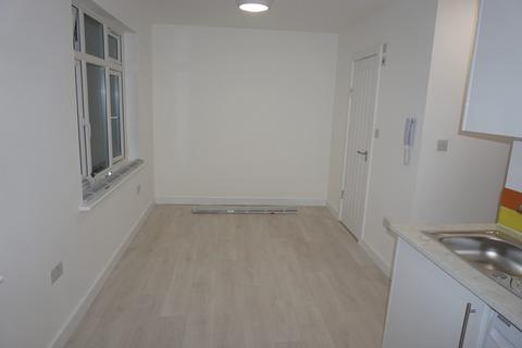 Studio to rent, Waverley Garden, NW107EE