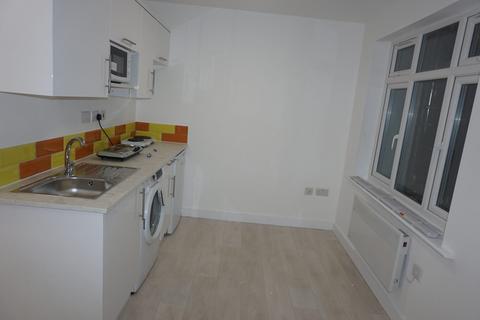 Studio to rent, Waverley Garden, NW107EE