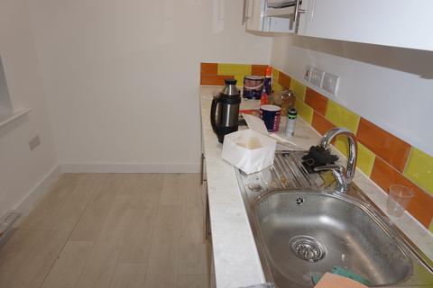 Studio to rent, Waverley Garden, NW107EE