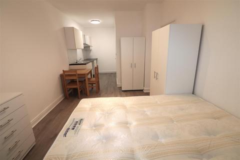 Studio to rent, Shaftesbury Avenue, South Harrow, Harrow