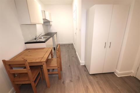 Studio to rent, Shaftesbury Avenue, South Harrow, Harrow