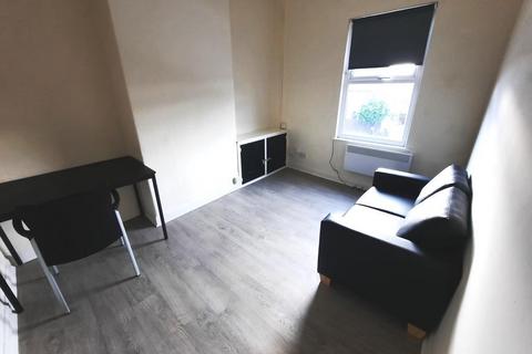 2 bedroom flat to rent, Warren Street, Cheetham Hill