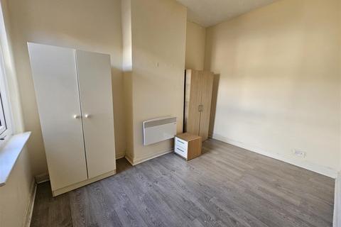 2 bedroom flat to rent, Warren Street, Cheetham Hill