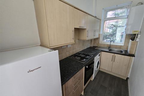 2 bedroom flat to rent, Middleton Road, Manchester