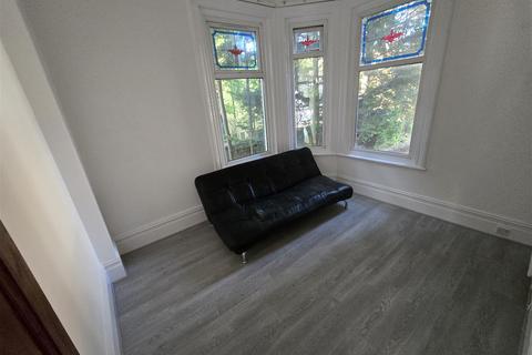 2 bedroom flat to rent, Middleton Road, Manchester