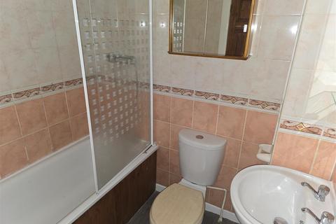 2 bedroom flat to rent, Middleton Road, Manchester