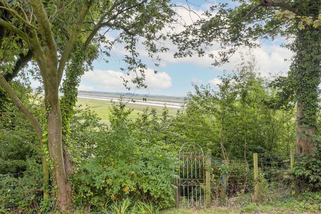 Naze Lane East Freckleton, Preston, PR4 5 bed cottage for sale £685,000