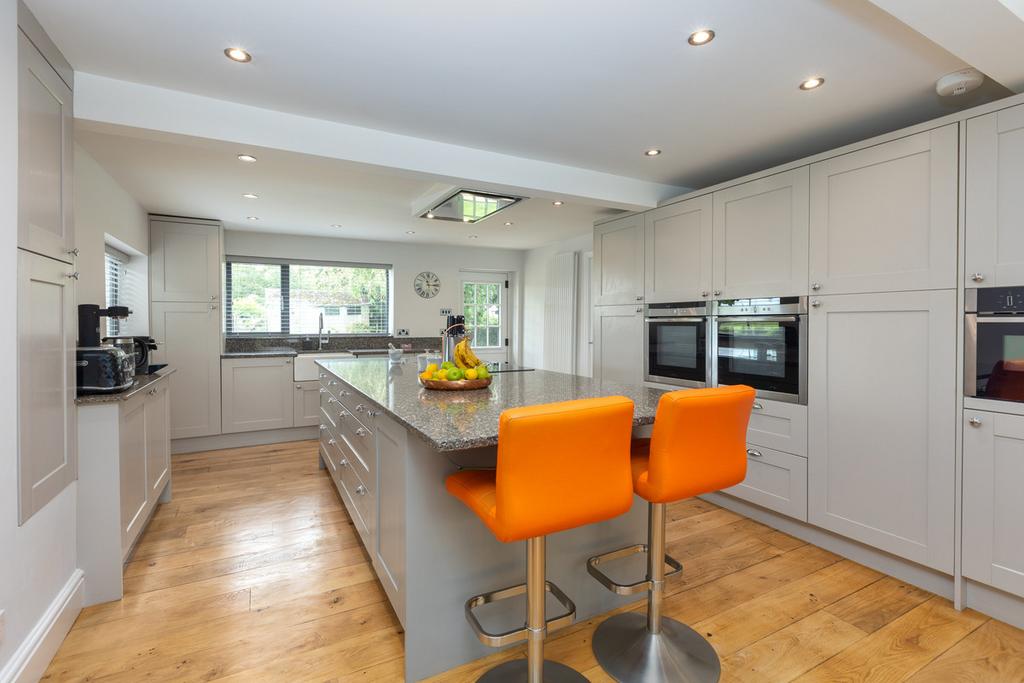 Naze Lane East Freckleton, Preston, PR4 5 bed cottage for sale £685,000
