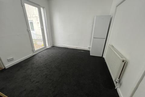 4 bedroom terraced house to rent, Roman Road, London E6