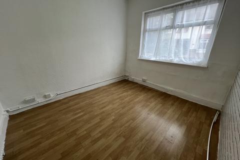 4 bedroom terraced house to rent, Roman Road, London E6