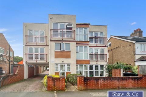 Flat A, 31 Whitton Dene, Whitton, Hounslow, TW3 2JN